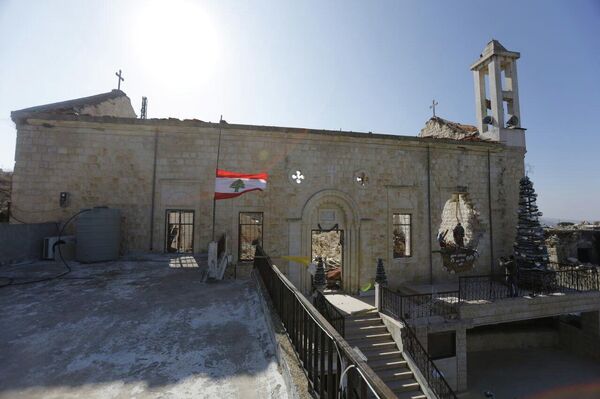 قرب كنيسة مار جاورجيوس المدمرة... بلدة يارون اللبنانية تحيي عيد الميلاد بين الركام - سبوتنيك عربي