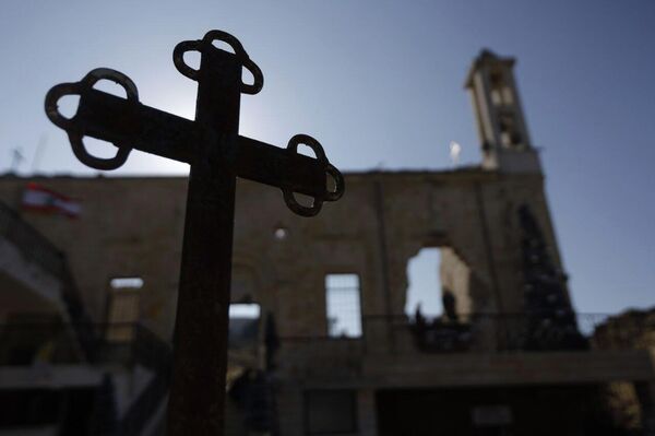 قرب كنيسة مار جاورجيوس المدمرة... بلدة يارون اللبنانية تحيي عيد الميلاد بين الركام - سبوتنيك عربي