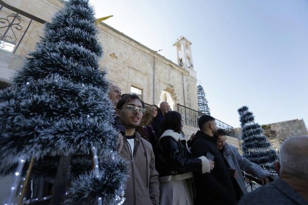 قرب كنيسة مار جاورجيوس المدمرة... بلدة يارون اللبنانية تحيي عيد الميلاد بين الركام - سبوتنيك عربي