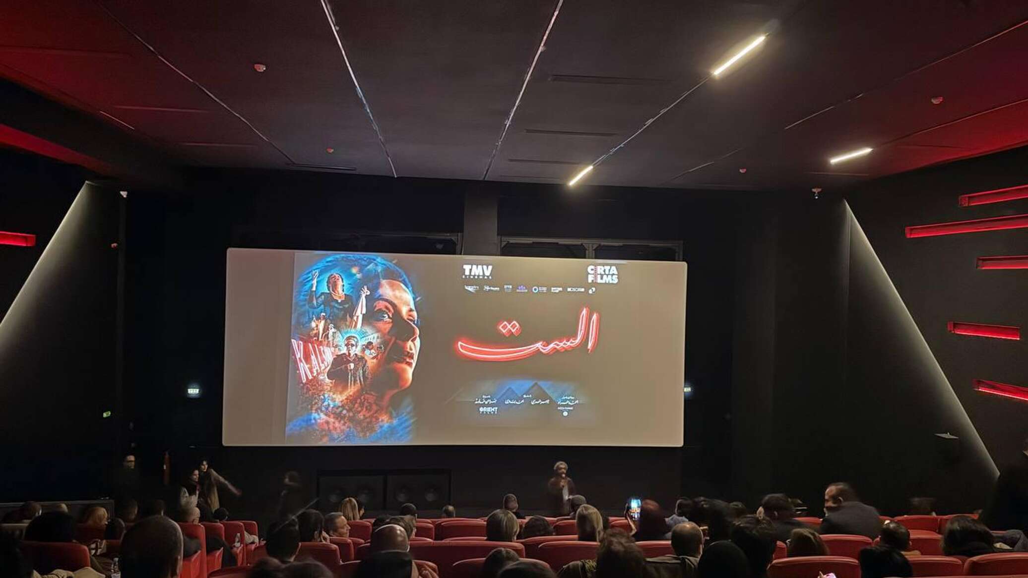 فيما تضاربت الروايات عن سبب عدم غنائها في البلاد.. "الست" أخيرا في الجزائر.. صور