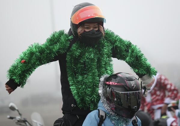 مشاركون في سباق سانتا كلوز وسنو مايدن للدراجات النارية في كراسنودار، روسيا - سبوتنيك عربي