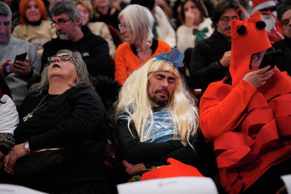 صور لعدد من الجمهور، نامو  قبل قرعة يانصيب عيد الميلاد السنوية في مسرح ريال مدريد، إسبانيا - سبوتنيك عربي