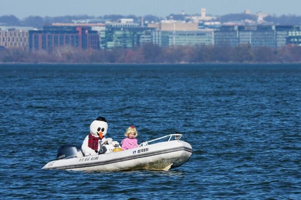 شخصيات عيد الميلاد داخل قارب في  نهر بوتوماك في فيرجينيا - سبوتنيك عربي