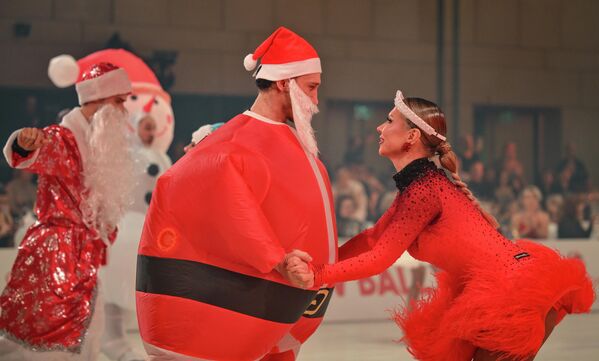 يشارك الراقصون في كأس سانتا كلوز وسنو مايدن (سنيغوروتشكا) خلال بطولة الرقص الدولية المفتوحة "برو آم موسكو بال 2025" في موسكو - سبوتنيك عربي