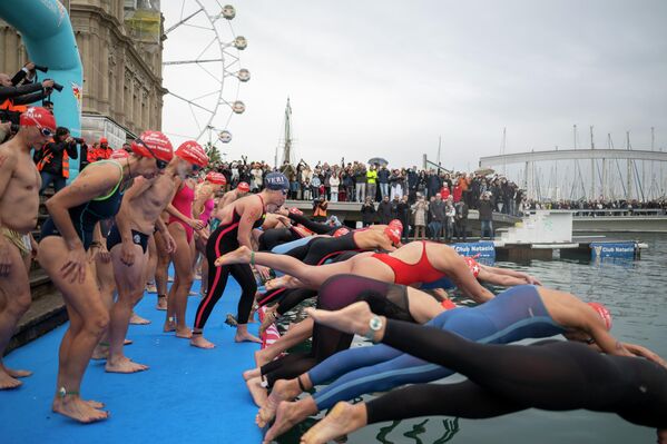 مجموعة من الأشخاص يشاركون في النسخة 116 من سباق كأس "نادال" للسباحة، الذي ينظمه نادي برشلونة للسباحة في "مول دي دراسانيس"، وذلك في 25 ديسمبر 2025، في برشلونة، كاتالونيا، إسبانيا - سبوتنيك عربي