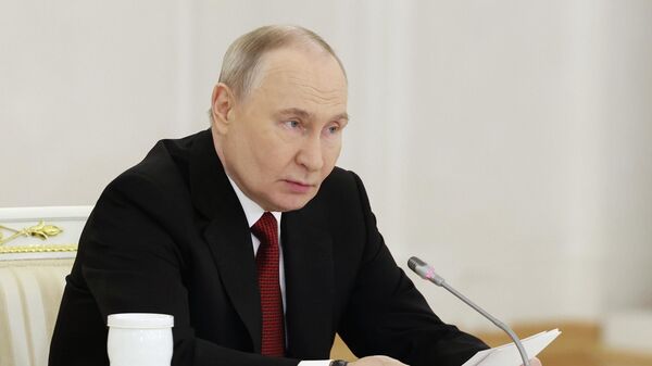 الرئيس الروسي فلاديمير بوتين يترأس اجتماعاً لمجلس الدولة حول تدريب الأفراد. - سبوتنيك عربي