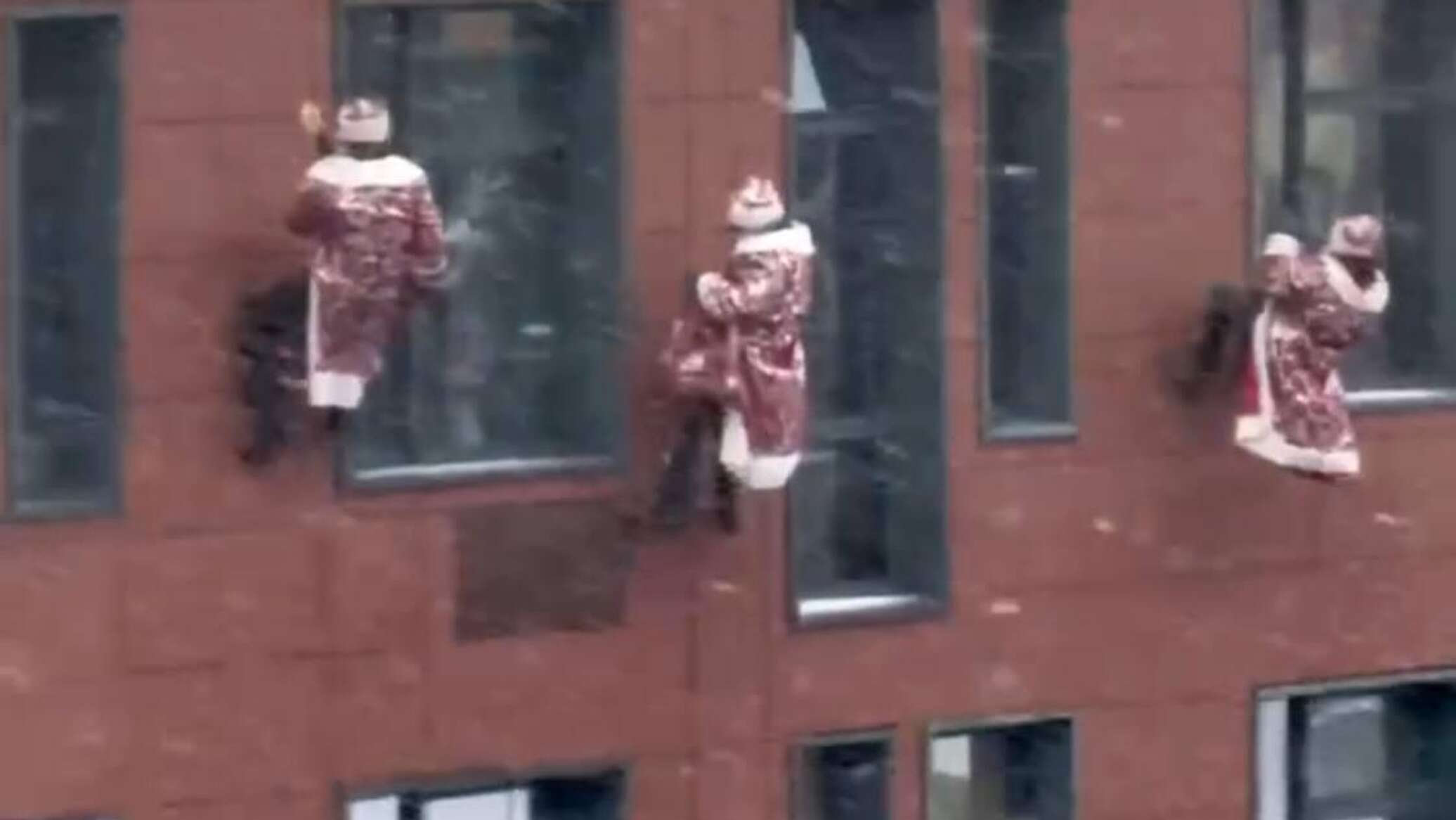 رجال الإنقاذ في موسكو يرتدون زي "بابا نويل" ويهبطون من سطح مستشفى لإسعاد المرضى الصغار.. فيديو