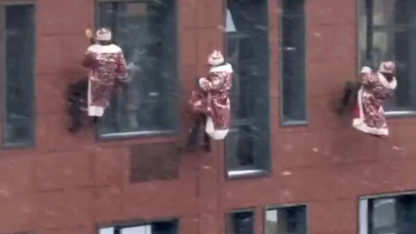 رجال الإنقاذ في موسكو يرتدون زي بابا نويل ويهبطون من سطح مستشفى لإسعاد المرضى الصغار. - سبوتنيك عربي