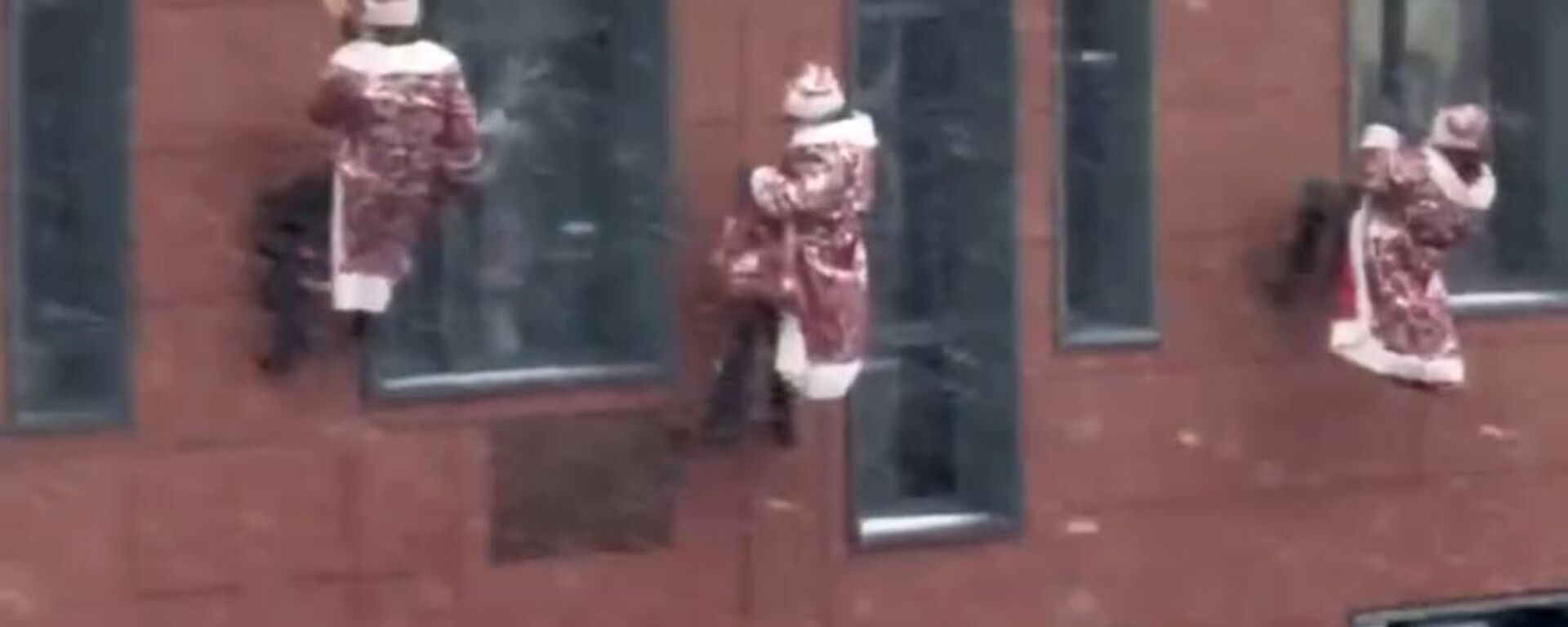 رجال الإنقاذ في موسكو يرتدون زي بابا نويل ويهبطون من سطح مستشفى لإسعاد المرضى الصغار. - سبوتنيك عربي, 1920, 26.12.2025