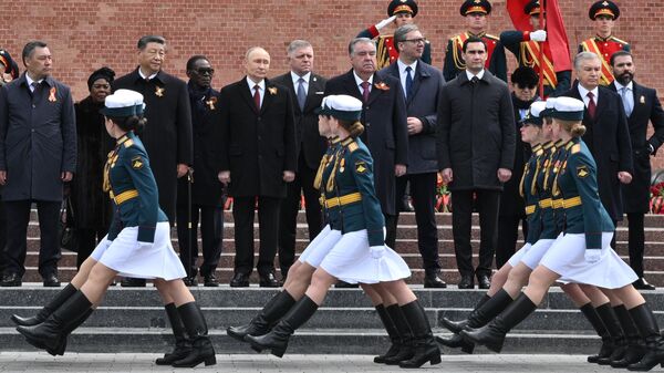 الرئيس الروسي فلاديمير بوتين وعدد من القادة الأجانب يشاركون في مراسم مشتركة لوضع أكاليل الزهور على قبر الجندي المجهول في حديقة ألكسندر بموسكو - سبوتنيك عربي