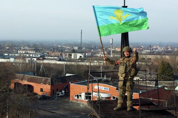 جندي من قوات مجموعة "الشمال" الروسية في سودجا المحررة، حيث حررت وحدات من قوات المجموعة قرى ميلوفوي وبودول في منطقة سودجا بمقاطعة كورسك الروسية، خلال العمليات الهجومية - سبوتنيك عربي