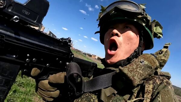 جندي من كوريا الديمقراطية الشعبية شارك في تحرير قرية بمنطقة سودجا في مقاطعة كورسك الروسية - سبوتنيك عربي