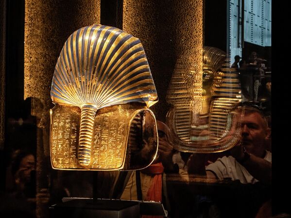 القناع الذهبي للملك المصري القديم توت عنخ آمون (1341-1323 قبل الميلاد)، يعرض داخل قاعة "توت عنخ آمون" في المتحف المصري الكبير، في نوفمبر/ تشرين الثاني 2025، في الجيزة بمصر - سبوتنيك عربي