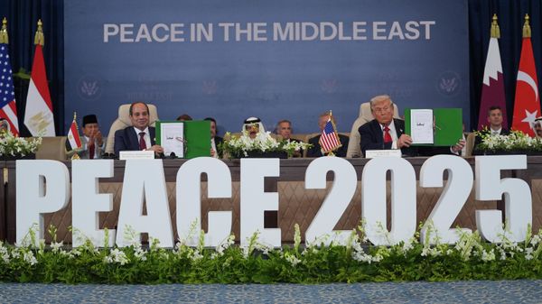 - الرئيس الأمريكي دونالد ترامب، والرئيس المصري عبد الفتاح السيسي، يحملان وثائق موقعة خلال قمة لدعم إنهاء حرب غزة التي استمرت لأكثر من عامين بين إسرائيل وحماس - سبوتنيك عربي