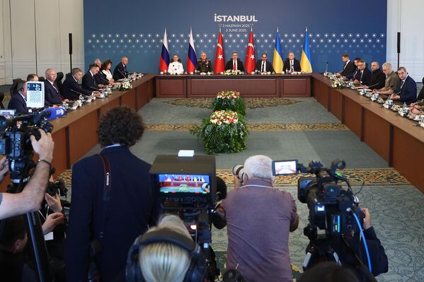 مفاوضات مباشرة بين وفدي روسيا الاتحادية وأوكرانيا، في قصر "سيراجان" في مدينة إسطنبول التركية - سبوتنيك عربي