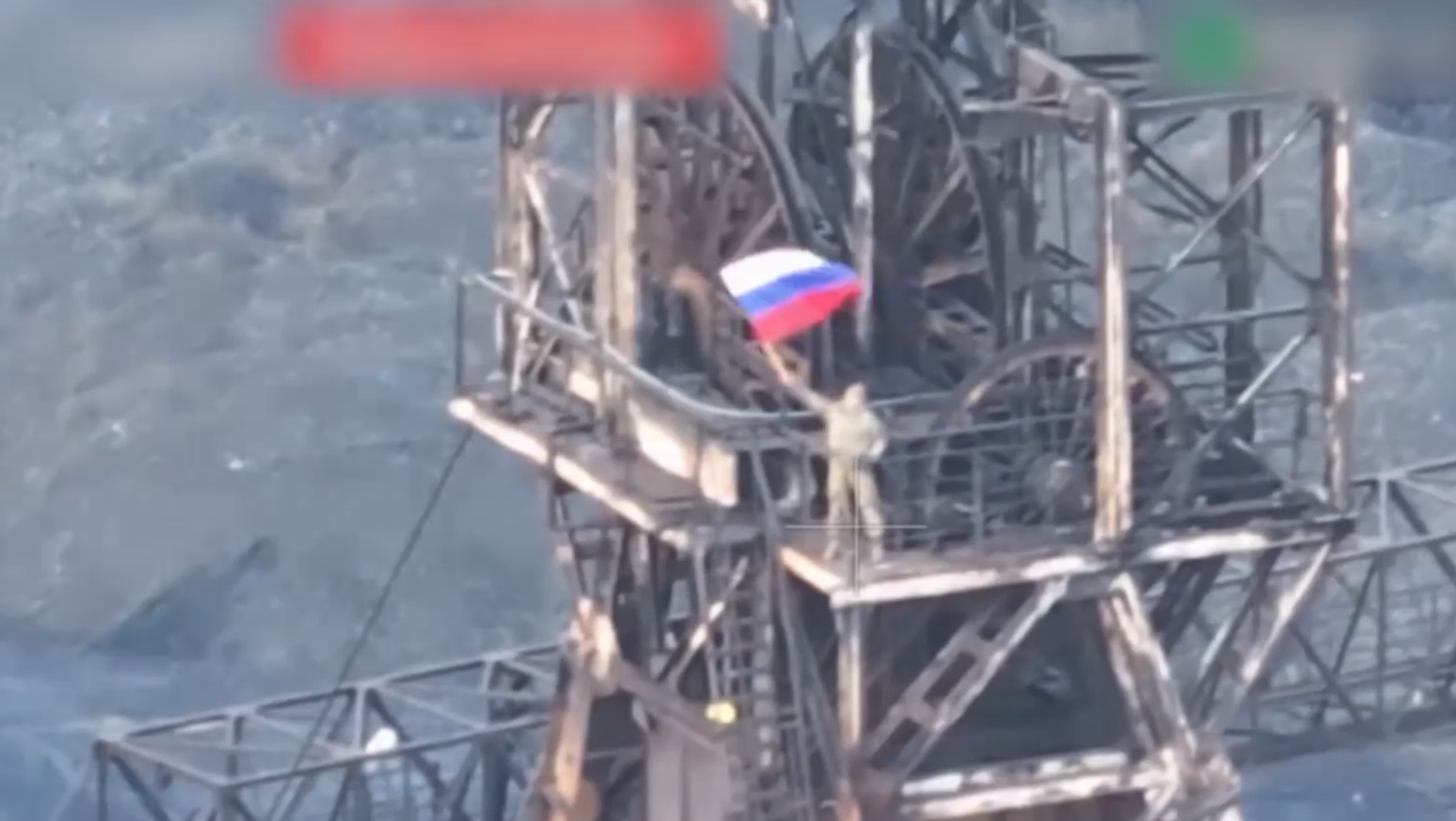 القوات الروسية ترفع العلم الروسي فوق دميتروف في جمهورية دونيتسك الشعبية