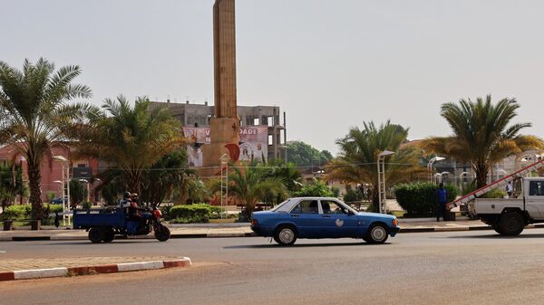 مركبات تعبر طريقاً في وسط بيساو، غينيا بيساو، يوم الاثنين 1 ديسمبر 2025. - سبوتنيك عربي