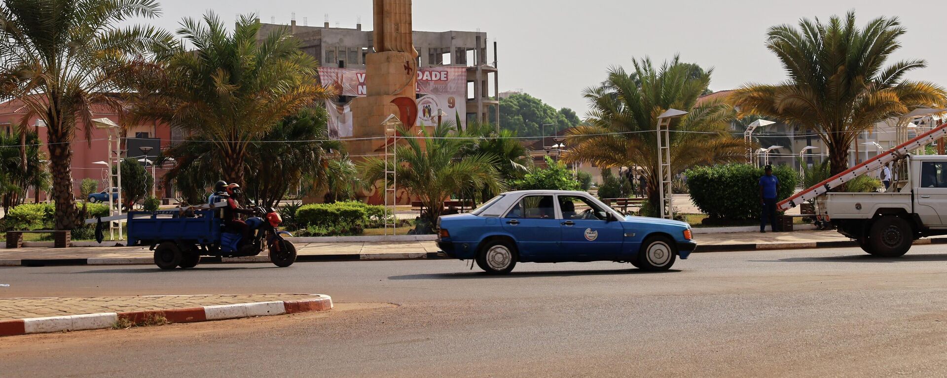 مركبات تعبر طريقاً في وسط بيساو، غينيا بيساو، يوم الاثنين 1 ديسمبر 2025. - سبوتنيك عربي, 1920, 28.12.2025