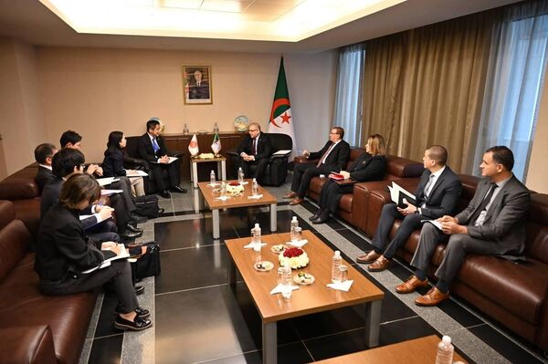 نائب وزير الشؤون الخارجية الياباني يوهي أويشي في زيارة رسمية إلى الجزائر، التقى خلالها وزير الشؤون الخارجية الجزائري أحمد عطاف - سبوتنيك عربي