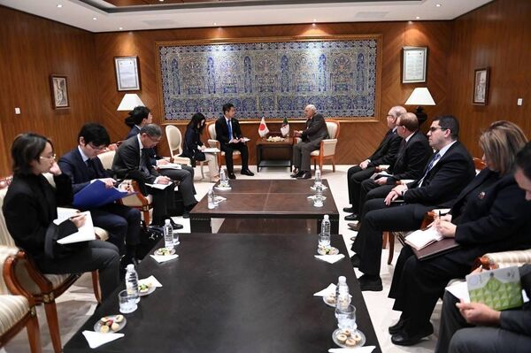 نائب وزير الشؤون الخارجية الياباني يوهي أويشي في زيارة رسمية إلى الجزائر، التقى خلالها وزير الشؤون الخارجية الجزائري أحمد عطاف - سبوتنيك عربي