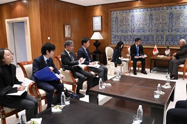 نائب وزير الشؤون الخارجية الياباني يوهي أويشي في زيارة رسمية إلى الجزائر، التقى خلالها وزير الشؤون الخارجية الجزائري أحمد عطاف - سبوتنيك عربي