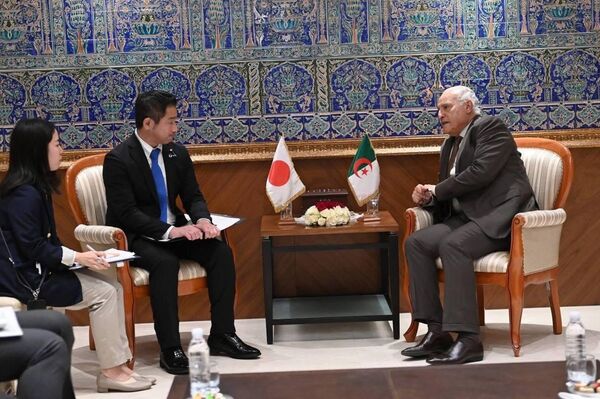 نائب وزير الشؤون الخارجية الياباني يوهي أويشي في زيارة رسمية إلى الجزائر، التقى خلالها وزير الشؤون الخارجية الجزائري أحمد عطاف - سبوتنيك عربي