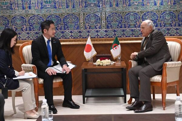 نائب وزير الشؤون الخارجية الياباني يوهي أويشي في زيارة رسمية إلى الجزائر، التقى خلالها وزير الشؤون الخارجية الجزائري أحمد عطاف - سبوتنيك عربي