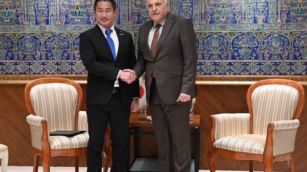 نائب وزير الشؤون الخارجية الياباني يوهي أويشي في زيارة رسمية إلى الجزائر، التقى خلالها وزير الشؤون الخارجية الجزائري أحمد عطاف - سبوتنيك عربي