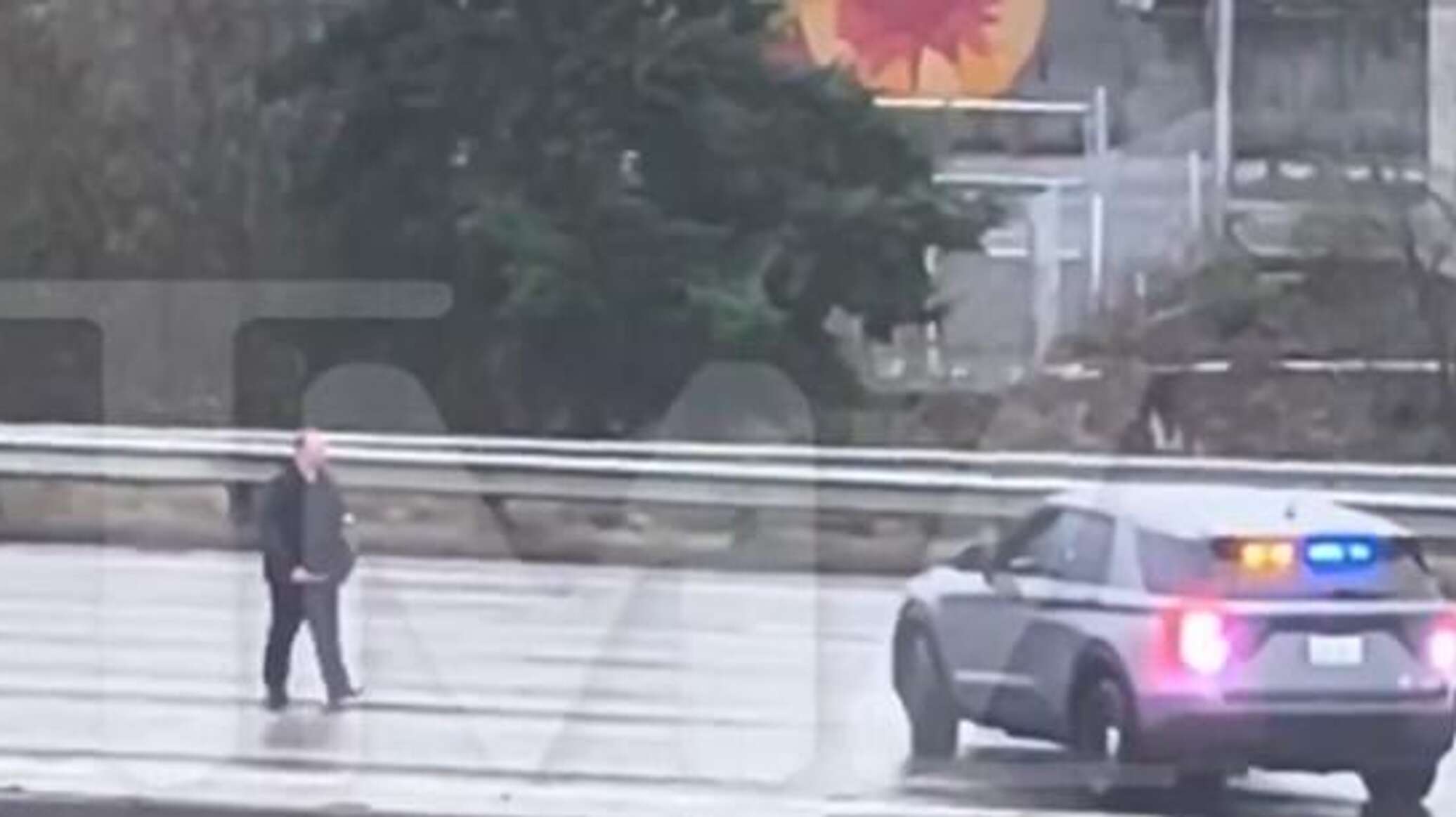 مشهد أقرب إلى لعبة "جي تي إيه".. سرقة جريئة لسيارة شرطة تثير تفاعلا واسعا.. فيديو