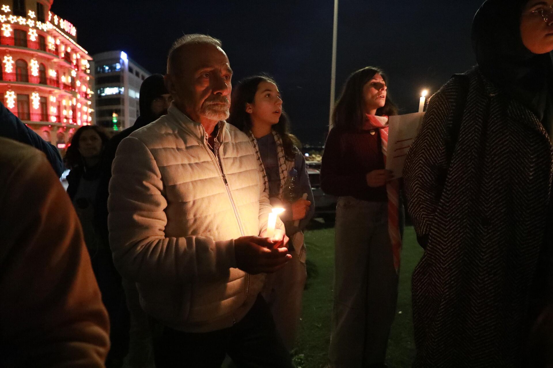 شموع وتراتيل في ساحة الشهداء - سبوتنيك عربي, 1920, 29.12.2025