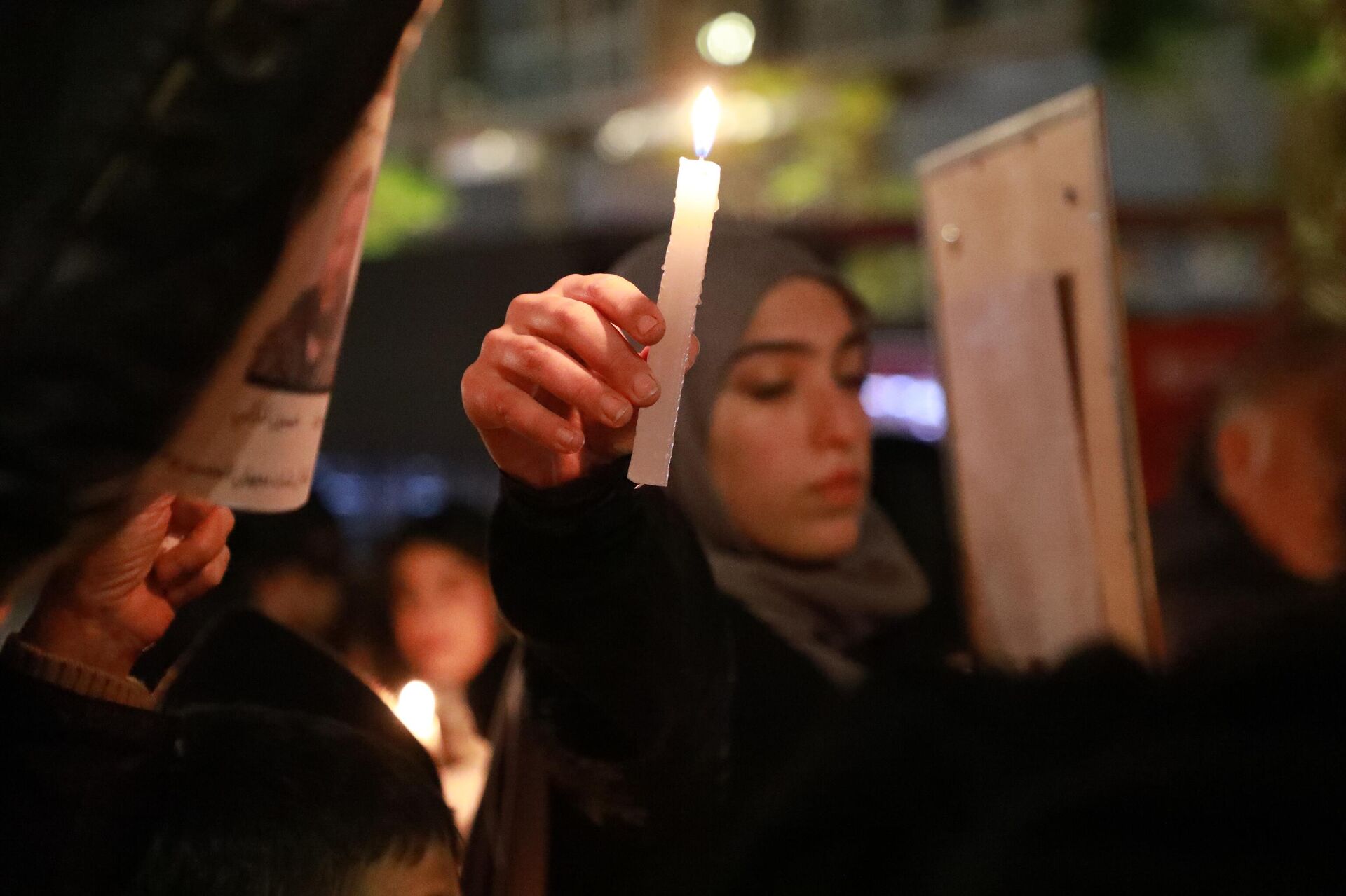 شموع وتراتيل في ساحة الشهداء - سبوتنيك عربي, 1920, 29.12.2025