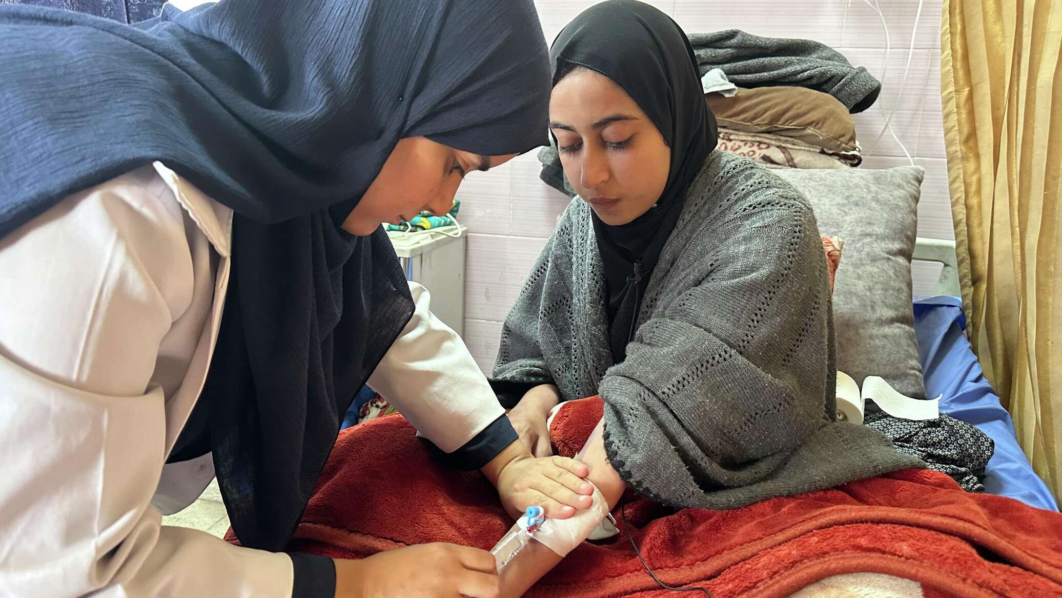 شذا حمدان طالبة متفوقة تواجه السرطان في غزة