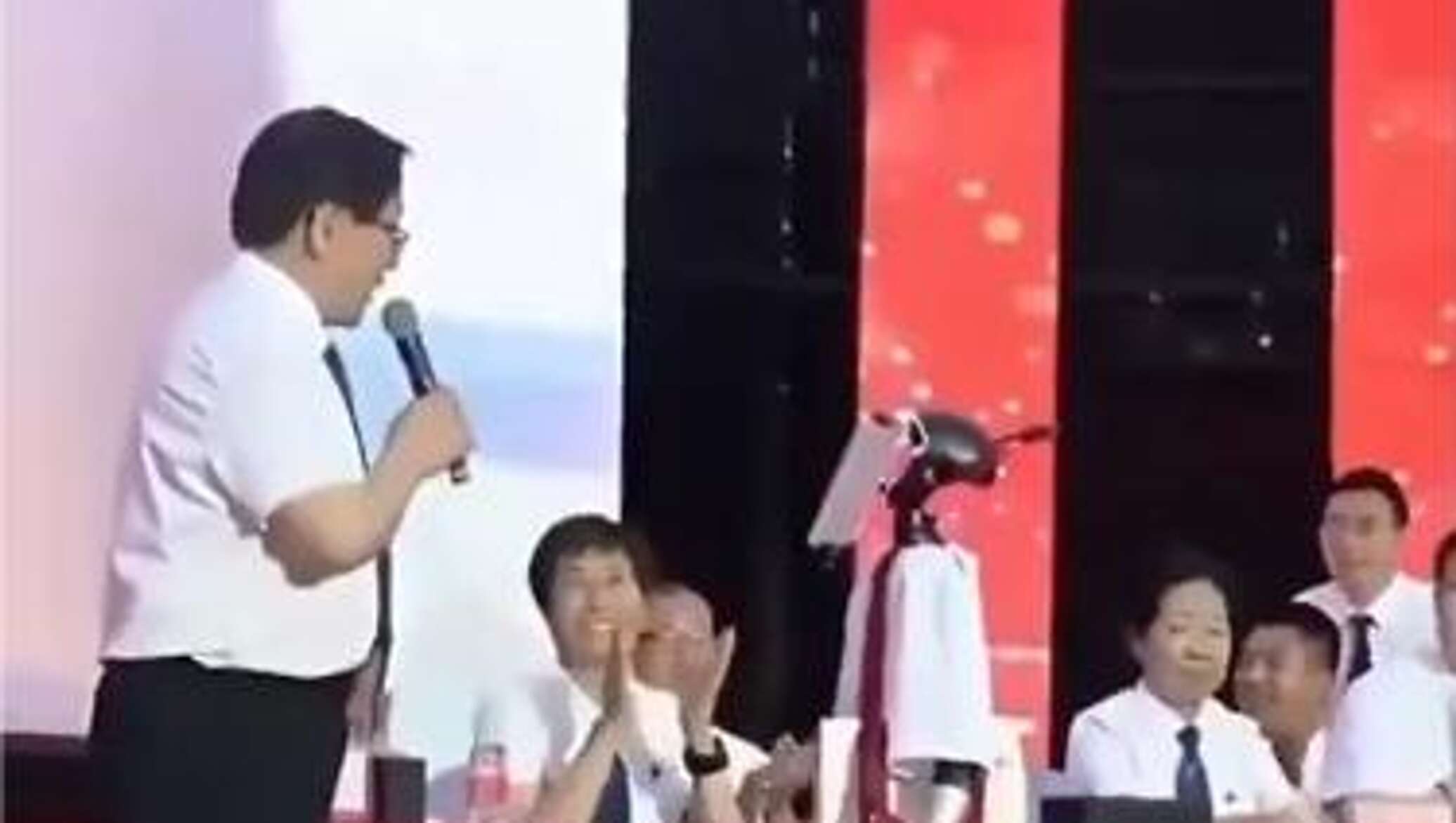 طالب صيني يلفت الأنظار بإرسال روبوته لاستلام شهادة تخرجه بدلا عنه... فيديو