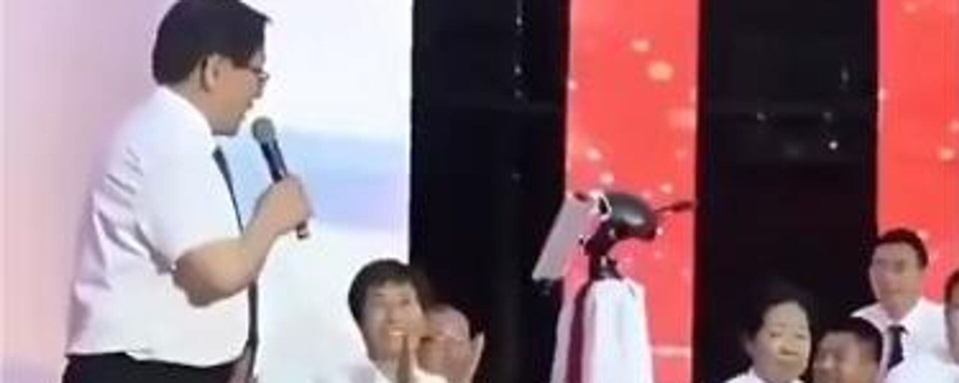 طالب صيني يلفت الأنظار بإرسال روبوته لاستلام شهادة تخرجه بدلا عنه طالب صيني يلفت الأنظار بإرسال روبوته لاستلام شهادة تخرجه بدلا عنه - سبوتنيك عربي, 1920, 29.12.2025