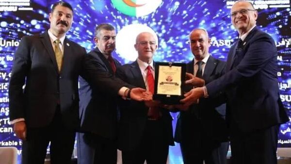 ولاية وهران عاصمة الغرب الجزائري تفوز بالجائزة الذهبية التي يمنحها الاتحاد الإفريقي الآسيوي للسياحة والتجارة الإلكترونية والاقتصادبلقب  أفضل وجهة سياحية صاعدة في إفريقيا لسنة 2025 - سبوتنيك عربي