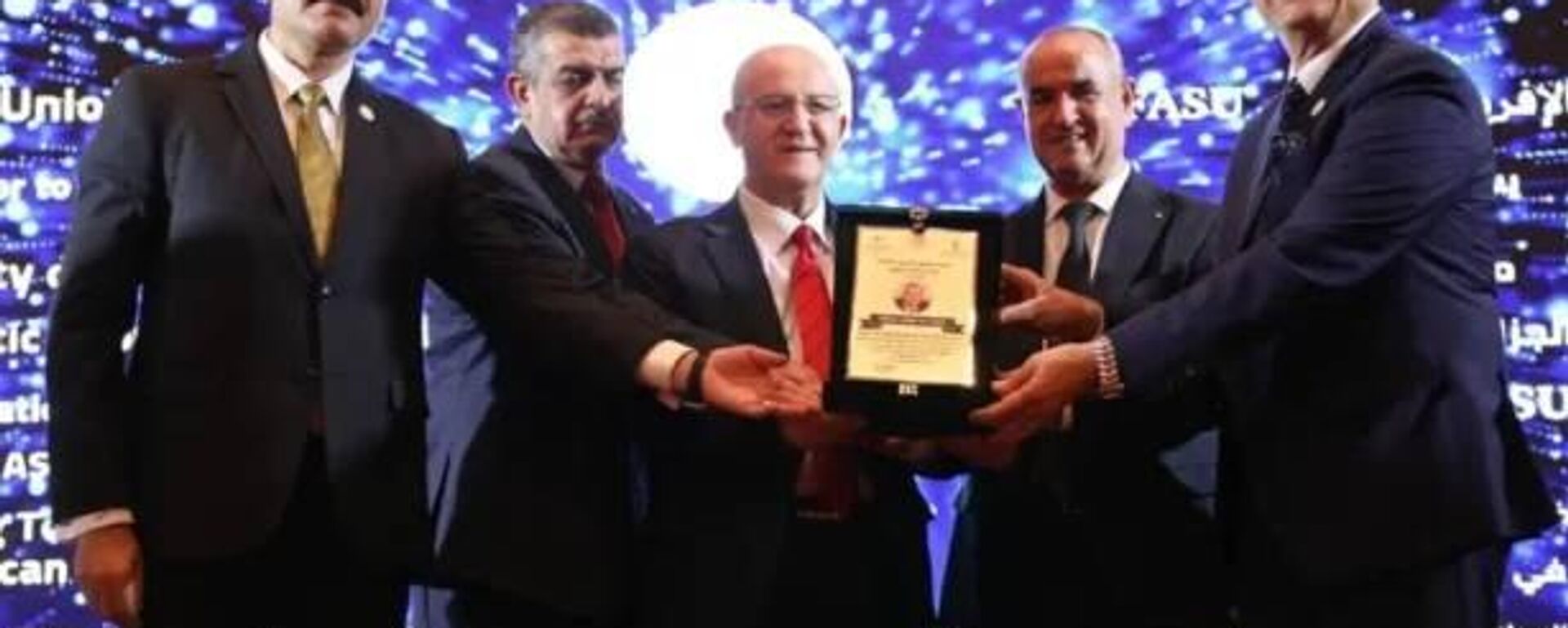 ولاية وهران عاصمة الغرب الجزائري تفوز بالجائزة الذهبية التي يمنحها الاتحاد الإفريقي الآسيوي للسياحة والتجارة الإلكترونية والاقتصادبلقب  أفضل وجهة سياحية صاعدة في إفريقيا لسنة 2025 - سبوتنيك عربي, 1920, 30.12.2025