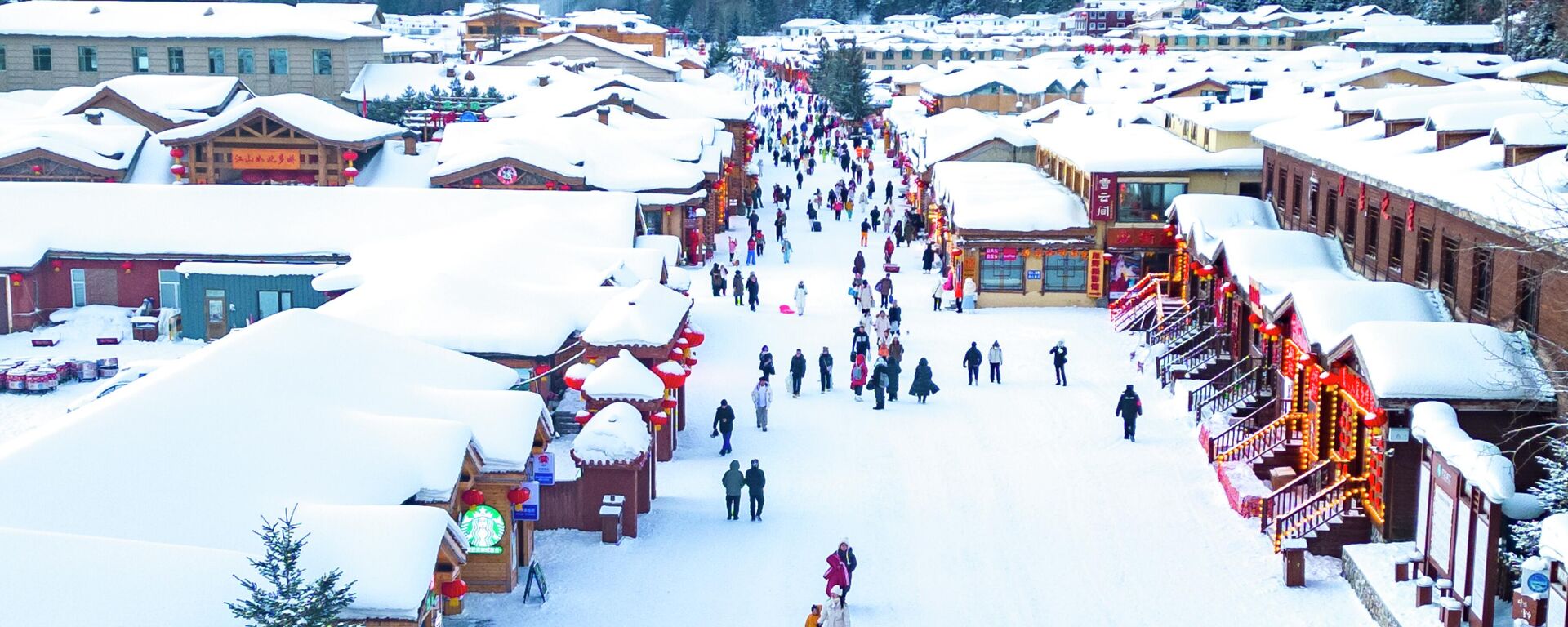 صورة جوية لسياح يزورون مدينة الثلج الصينية، إحدى أشهر وجهات السياحة الجليدية والثلجية في مقاطعة هيلونغجيانغ في الصين - سبوتنيك عربي, 1920, 31.12.2025