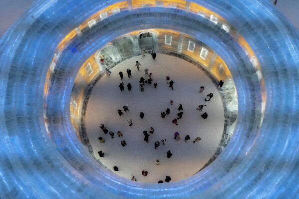 صورة جوية لمنحوتات جليدية مضاءة في عالم هاربين للجليد والثلج في مدينة هاربين، مقاطعة هيلونغجيانغ الصينية - سبوتنيك عربي