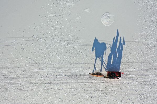 صورة جوية للسياح وهم يستمتعون بركوب الزلاجات التي تجرها الخيول على بحيرة جيلدير المتجمدة، إحدى أهم الوجهات السياحية، والتي شهدت انطلاقة قوية مع تدشين خدمات قطار الشرق السريع السياحي في كارس في تركيا - سبوتنيك عربي