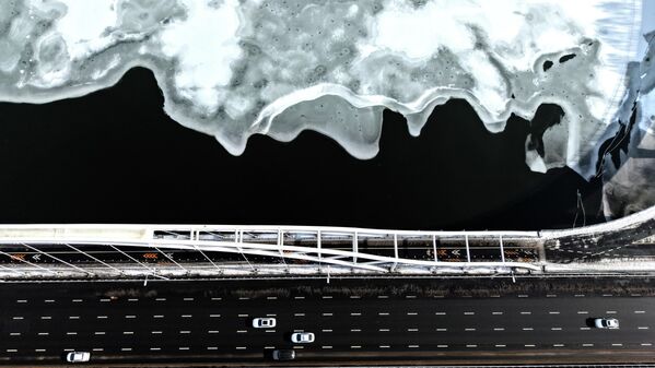 صورة جوية لنهر هونخه مغطى بطبقة رقيقة من الجليد بعد تساقط الثلوج في شنيانغ في مقاطعة لياونينغ الصينية - سبوتنيك عربي