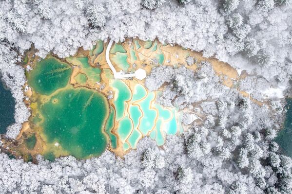 صورة جوية لبرك الحجر الجيري الملونة في شينشيانتشي (بركة الجنيات) في مقاطعة سيتشوان الصينية - سبوتنيك عربي