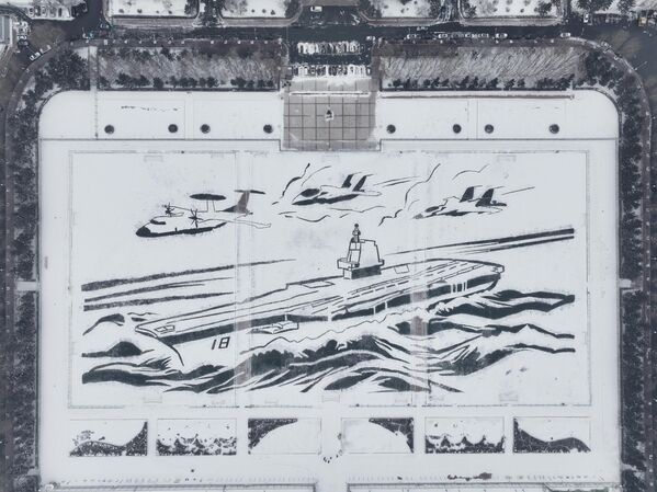 صورة جوية لنموذج حاملة طائرات عملاقة على أرض رياضية مغطاة بالثلوج في جامعة هاربين للهندسة في مقاطعة هيلونغجيانغ الصينية - سبوتنيك عربي