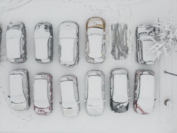 صورة جوية لسيارات متوقفة مغطاة بالثلوج في ميسلينيس في بولندا - سبوتنيك عربي