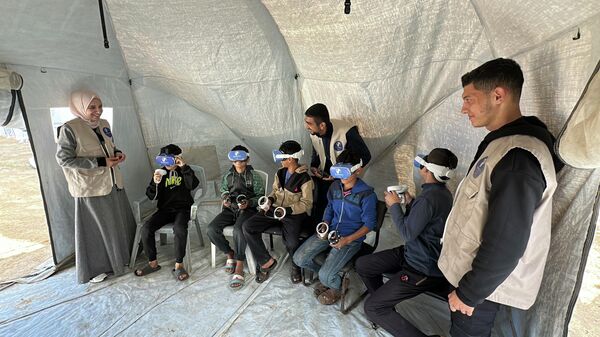 الواقع الافتراضي ينقل أطفال غزة بعيدا عن الحرب - سبوتنيك عربي