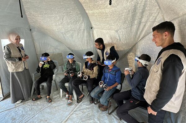 الواقع الافتراضي ينقل أطفال غزة بعيدا عن الحرب - سبوتنيك عربي