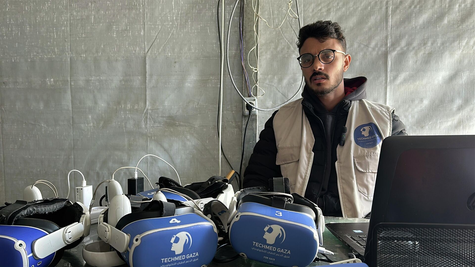 الواقع الافتراضي ينقل أطفال غزة بعيدا عن الحرب - سبوتنيك عربي, 1920, 31.12.2025