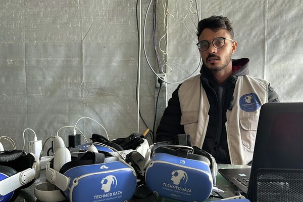 الواقع الافتراضي ينقل أطفال غزة بعيدا عن الحرب - سبوتنيك عربي