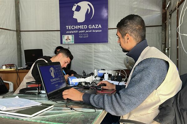 الواقع الافتراضي ينقل أطفال غزة بعيدا عن الحرب - سبوتنيك عربي