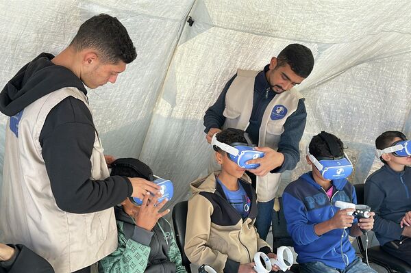 الواقع الافتراضي ينقل أطفال غزة بعيدا عن الحرب - سبوتنيك عربي