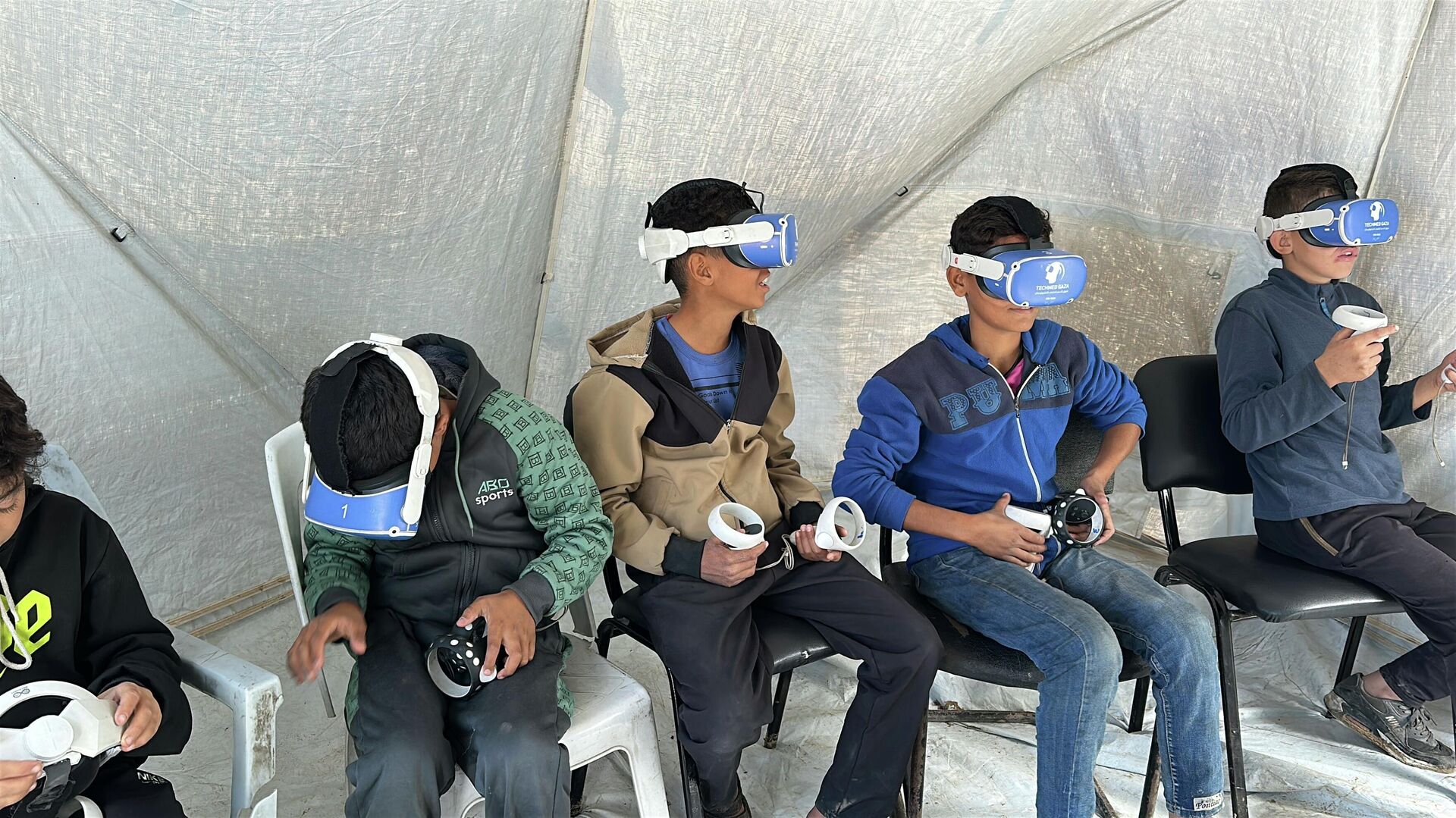 الواقع الافتراضي ينقل أطفال غزة بعيدا عن الحرب - سبوتنيك عربي, 1920, 31.12.2025